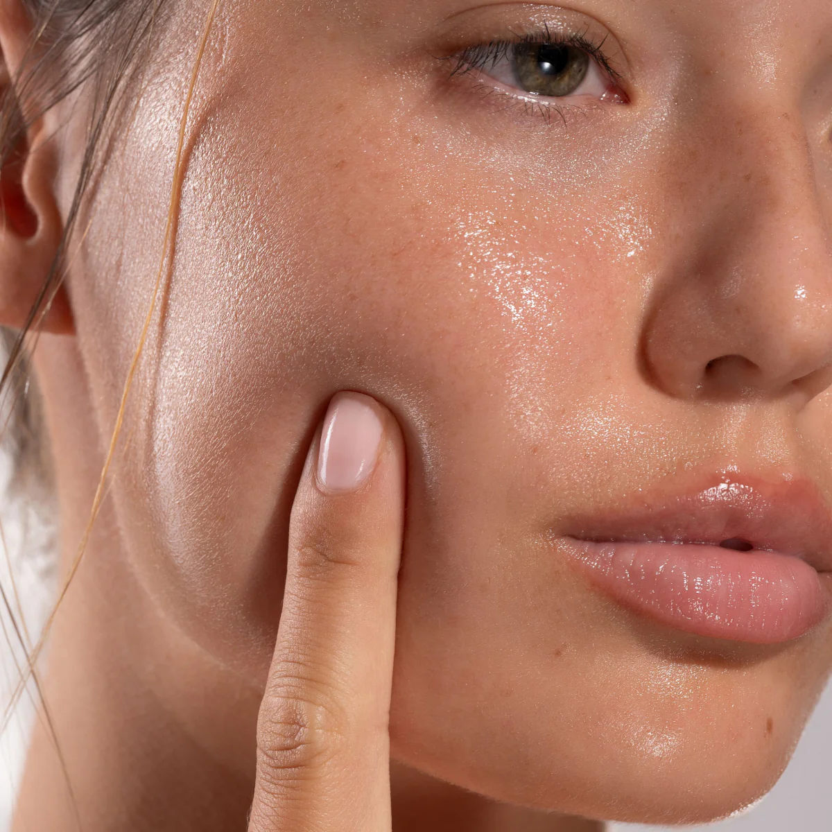 Bielenda Glaze & Glow Moisturizing Brightening Essence Milk Glazed Skin Effect - Image 2