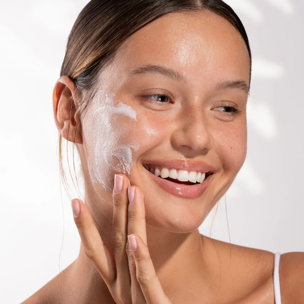 Bielenda Glaze & Glow Moisturizing Brightening Essence Milk Glazed Skin Effect - Image 3