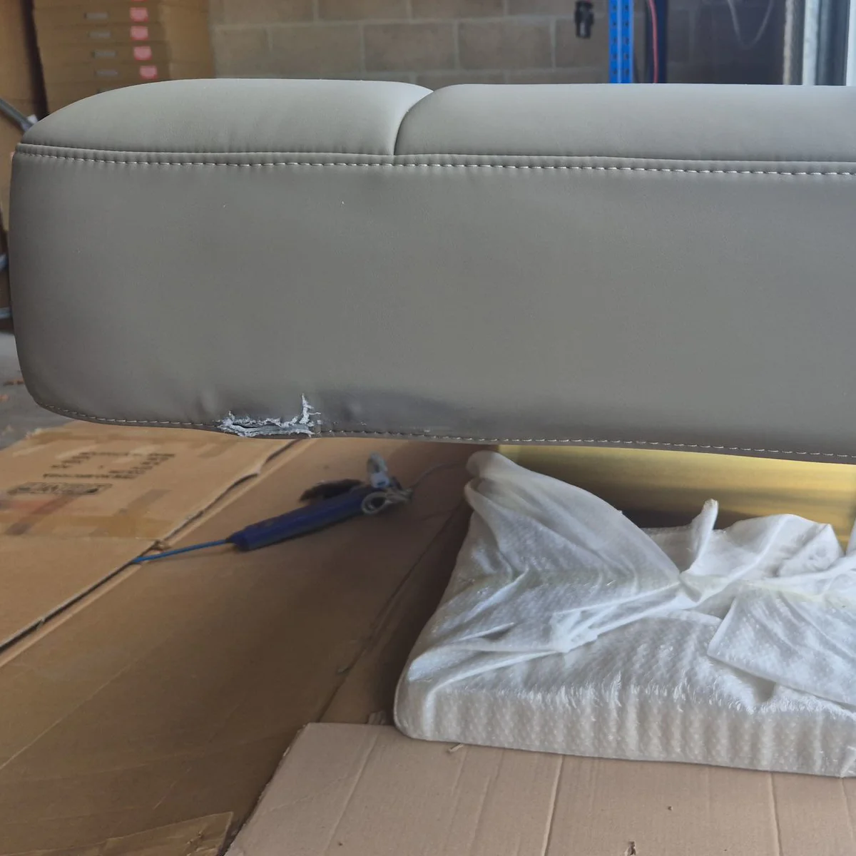 OUTLET Manufakturo Saphir version A Luxury Electric Lash Beauty Bed - Hand & Foot Controls Deep Ash - Image 3